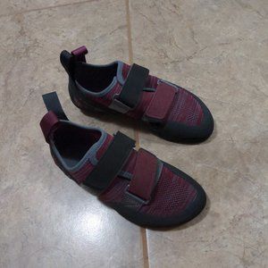 NEW Momentum climbing/bouldering shoes - Size 6